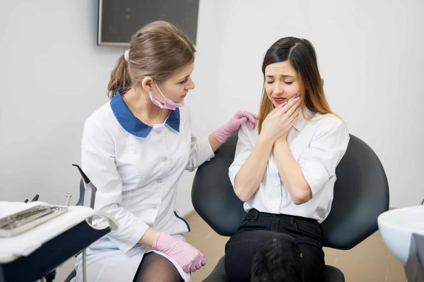 Comment les centres dentaires gèrent-ils la douleur et l'anxiété des patients ?
