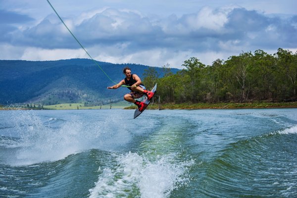Maîtriser l'art de glisser sur l'eau avec le ski nautique: les meilleurs équipements et marques